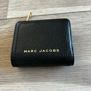 MARC JACOBS Mini Compact Leather Zip Wallet, black with gold zipper
